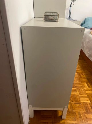 Cómoda gris y blanca de metal y madera