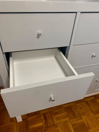Cómoda gris y blanca de metal y madera