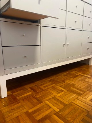 Cómoda gris y blanca de metal y madera