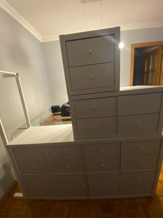 Cómoda gris y blanca de metal y madera