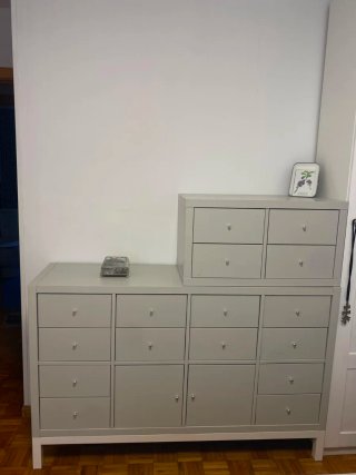 Cómoda gris y blanca de metal y madera