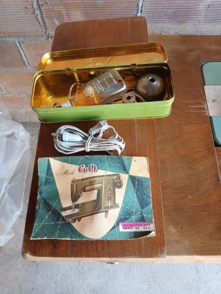 Máquina de coser ALFA vintage verde