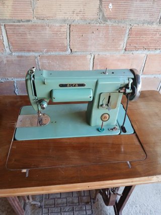 Máquina de coser ALFA vintage verde