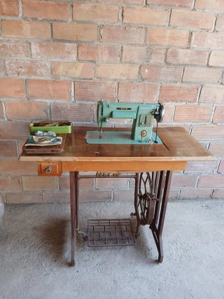 Máquina de coser ALFA vintage verde