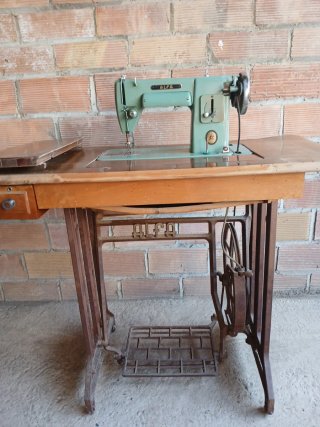 Máquina de coser ALFA vintage verde