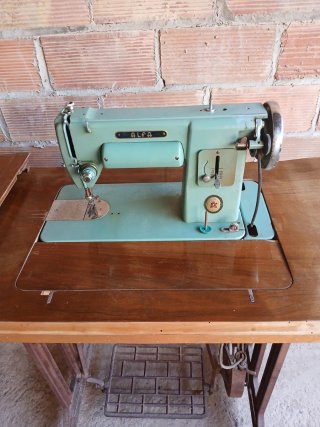 Máquina de coser ALFA vintage verde