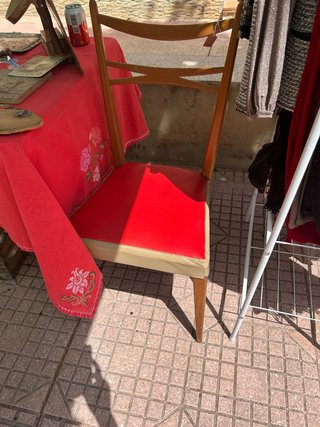 Silla vintage madera y skay roja
