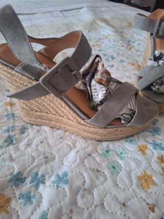 Sandalias cuña grises Formula Joven