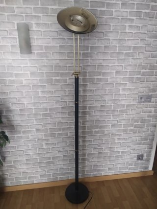 Lámpara de pie negra y dorada