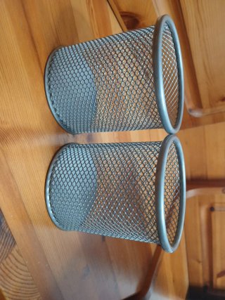 2 portalápices de malla metálica