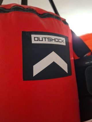 Saco de boxeo rojo con guantes