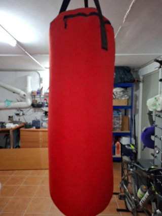 Saco de boxeo rojo con guantes