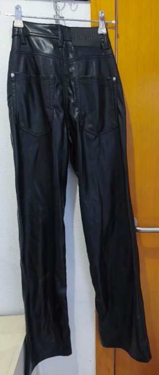 Pantalón polipiel Bershka negro Talla XS