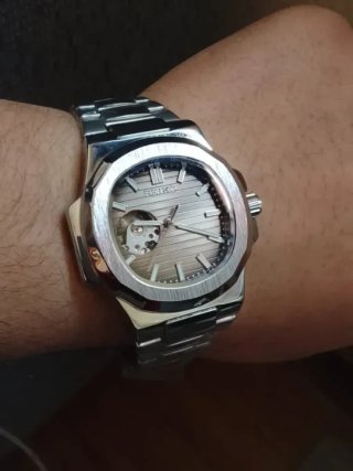 Reloj seiko Mod Nautilus Open Heart 40mm marrón
