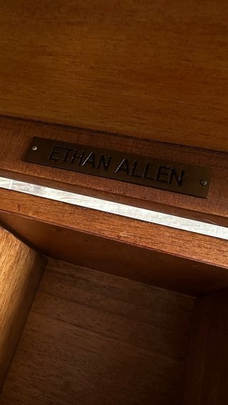 Mesa cofre Ethan Allen con compartimentos.