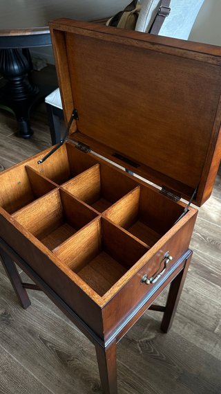 Mesa cofre Ethan Allen con compartimentos.