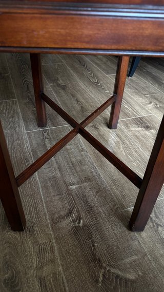Mesa cofre Ethan Allen con compartimentos.