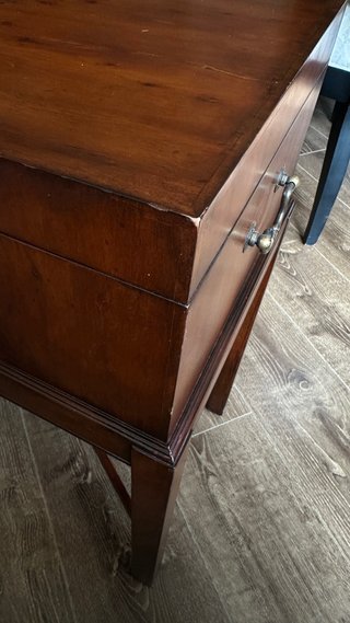 Mesa cofre Ethan Allen con compartimentos.