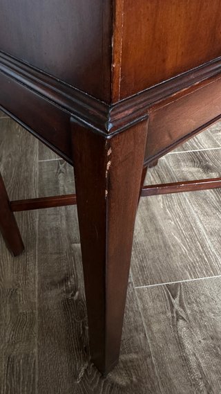 Mesa cofre Ethan Allen con compartimentos.