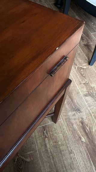 Mesa cofre Ethan Allen con compartimentos.