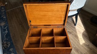 Mesa cofre Ethan Allen con compartimentos.