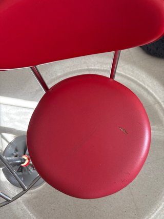 Taburetes regulables efecto piel rojo metálico