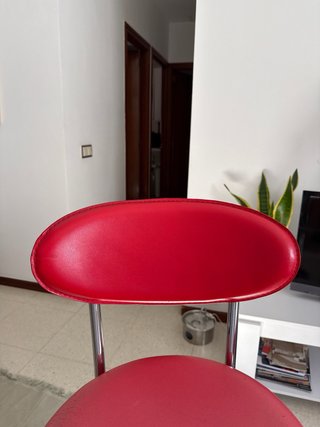 Taburetes regulables efecto piel rojo metálico