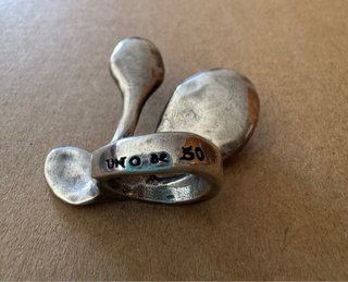 Anillo Uno de 50 Plata y Piedras Azul y gris.