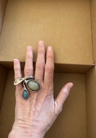 Anillo Uno de 50 Plata y Piedras Azul y gris.