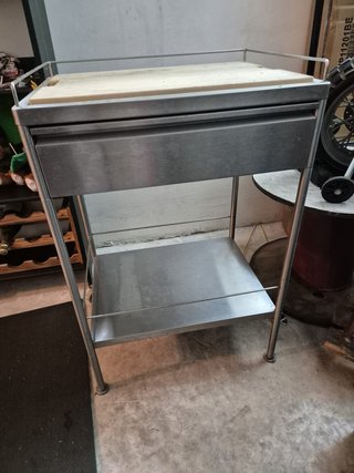 Mueble auxiliar con tabla y cajón