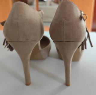 Zapatos de tacón beige con tiras