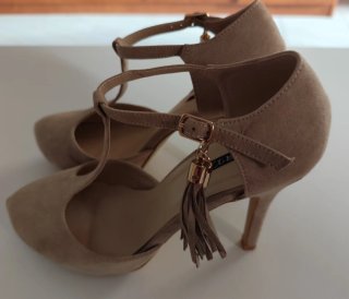 Zapatos de tacón beige con tiras