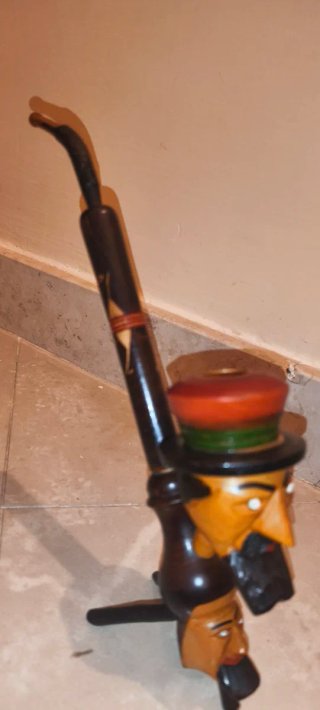 Scultura artistica in legno intagliato  con due