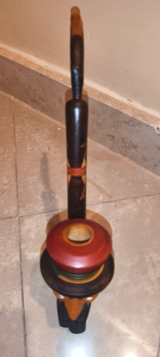 Scultura artistica in legno intagliato  con due