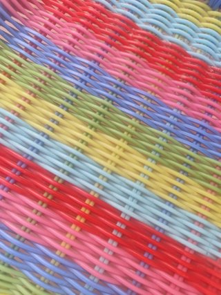 Silla de plástico multicolor