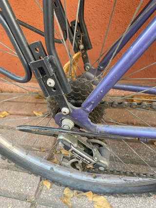 Bicicleta vintage ruedas pinchadas y solo un freno