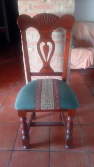 Sillas de madera con asiento de tela