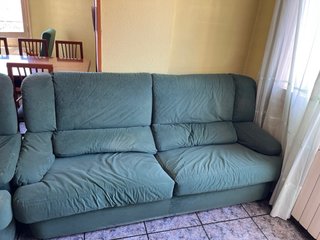 Sofá y sillones verdes de terciopelo