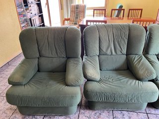 Sofá y sillones verdes de terciopelo