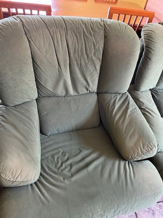 Sofá y sillones verdes de terciopelo
