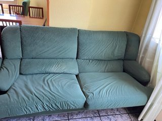 Sofá y sillones verdes de terciopelo