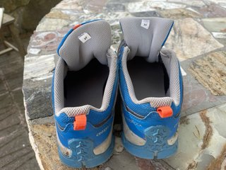 Zapatillas montaña niño azul y naranja