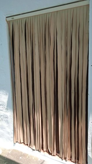 Cortina puerta flecos beige plástico