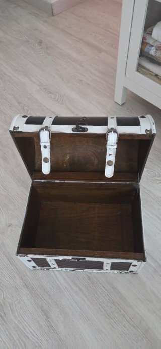 Baúl de madera y cuero