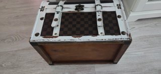 Baúl de madera y cuero