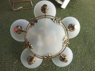 Lámpara de salón dorada y transparente