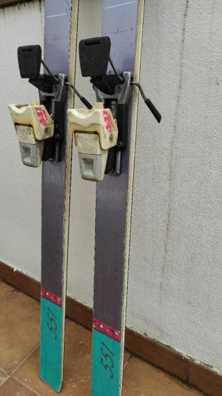 Esquís Rossignol 551 con fijaciones Salomon 447