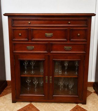 Mueble de madera con puertas de cristal