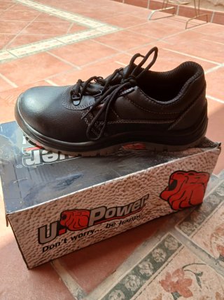 Zapatos de trabajo negros nuevos. N.41