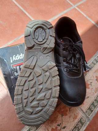 Zapatos de trabajo negros nuevos. N.41